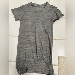 LULULEMON SHORT SLEEVE SWIFTLY TECH SIZE 2 FULL LENGTH